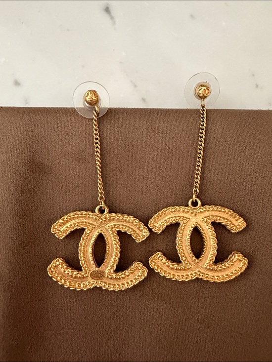 CHANEL Jewelry - CHANEL Gold Textured Interlocking CC Chain Drop Earrings